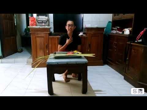 Cara membuat canang sari (Trihana Santhi/39)