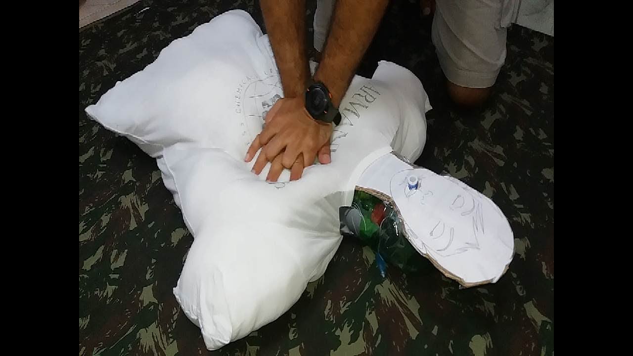 Manequim de RCP com garrafas pet
