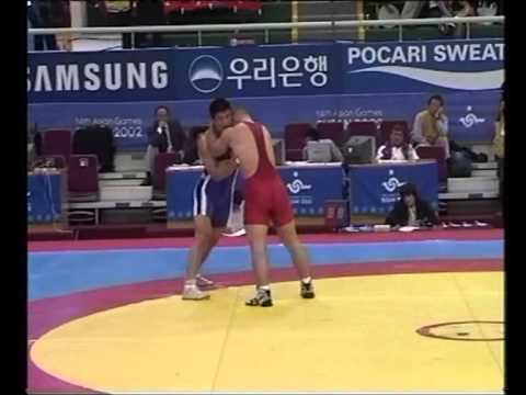 Спорт. Вольная борьба. Алексей Крупняков-Вонг Янин (Китай). Бусан 2002 г.