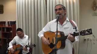 Shlomo Carlebach "V'Zocher" Benyamin Steinberg וזוכר (הזמר והיוצר בנימין שטיינברג) - התמונה מוצגת ישירות מתוך אתר האינטרנט יוטיוב. זכויות היוצרים בתמונה שייכות ליוצרה. קישור קרדיט למקור התוכן נמצא בתוך דף הסרטון