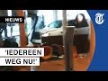 Man rijdt gemeentehuis binnen