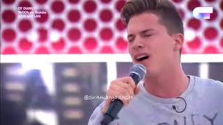 Raoul esta ensayando Every Breath You take y al final llama y busca a "Agoney"