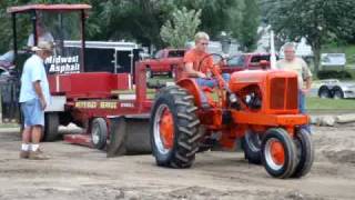 preview picture of video 'Terry and SHIRL inTHE PULL OFF at Havana IL Antique Tractor Pull 2009'