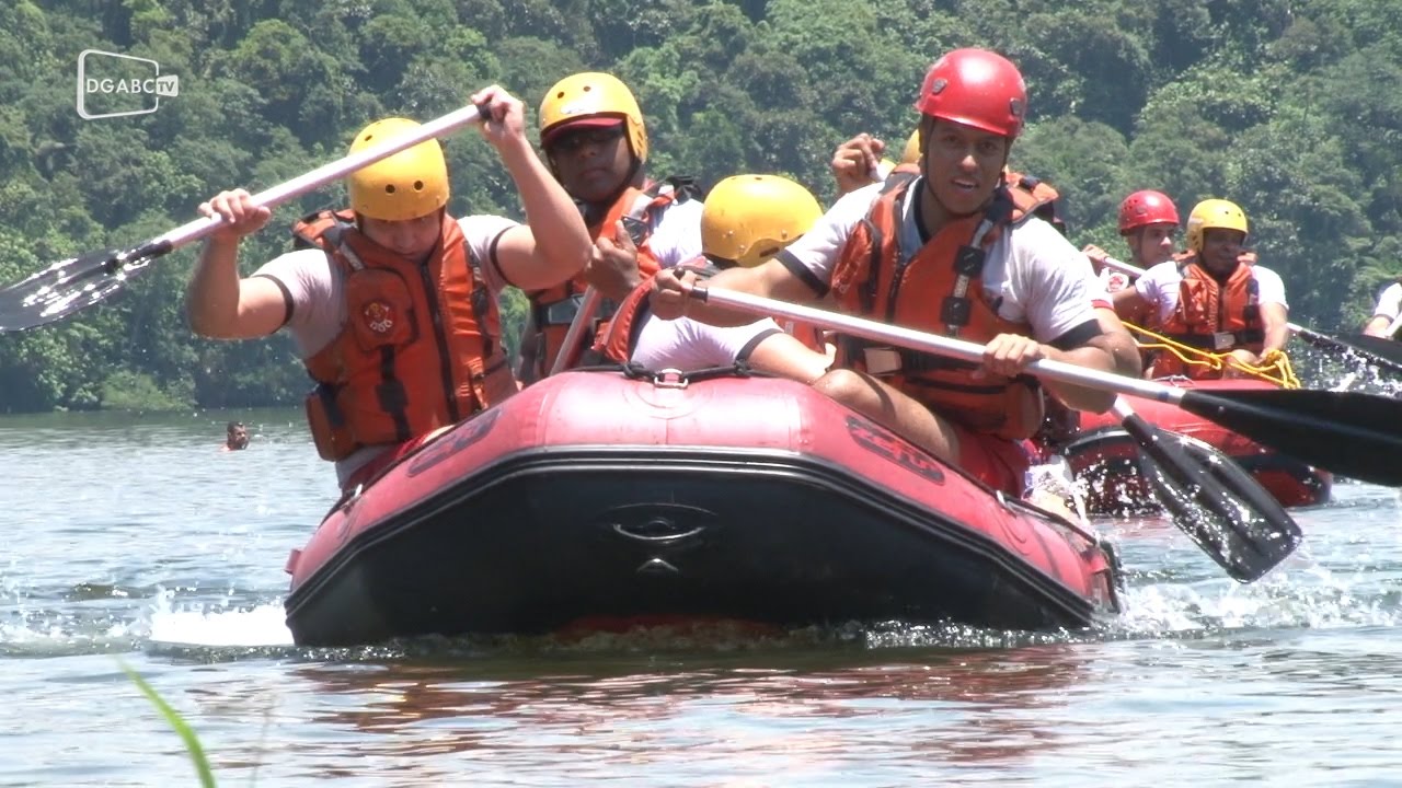 Bombeiros realizam treinamento para aprimorar resgate em enchente;