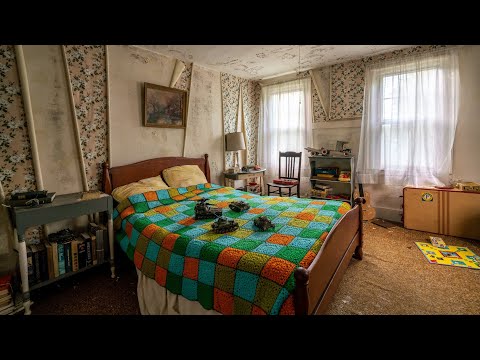 Untouched Abandoned 1950's Family Home - Found kids room filled with old toys (Time Capsule)
