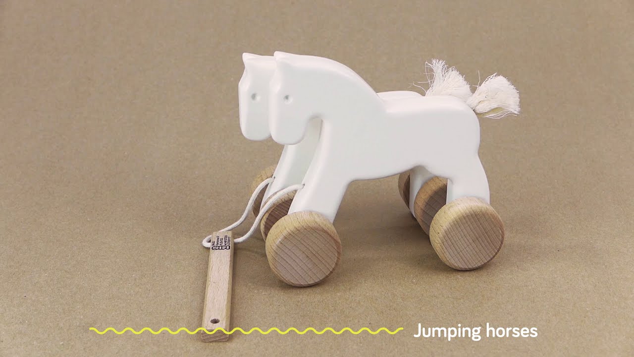 Bajo ťahanie skákajúce kone červená