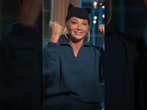 Настя Ивлеева поцеловала одного из участников проекта