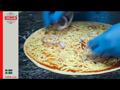 Riv ost till pizza, gratänger och sallad
