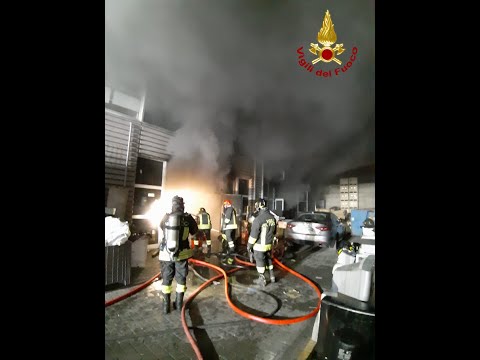 Bagno a Ripoli, incendio in un deposito di materiali elettrici