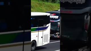 Download lagu bus Haryanto menyelip dua bus Sinar Jaya di tol mp3