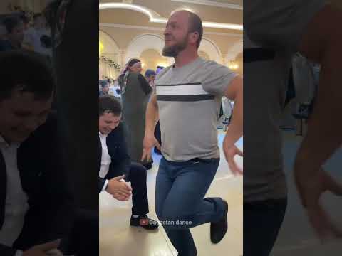 Хизри Далгатов танцует лезгинку.