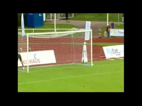 Amazing goal from over 50 meters by Patrick Byskata