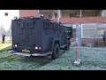 Gepantserde 'bearcat' van politie ramt verlaten schoolgebouw