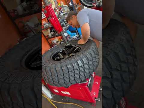 Installing 315/70/17 on stock 2023 jeep gladiator wheels #tires #dallas #jeeplifeornolife #mudtires