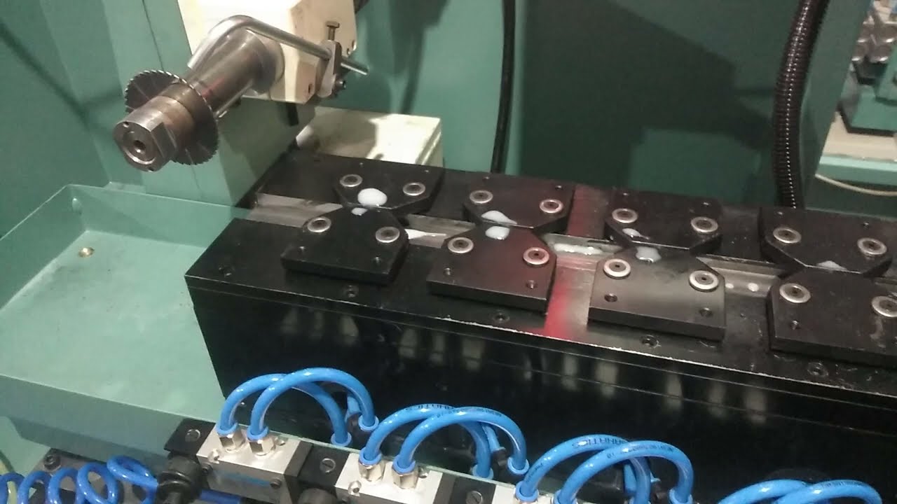 Automatic cutter slot machine