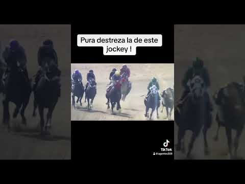 Jockey Abel Lezcano se salva de una rodada en plena carrera ! #horseracing