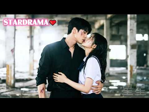 18歲那年她救下總裁後落荒而逃，3年後重逢他徹底釋放愛意，把她埋入懷中不再放手！#我是他的白月光 #drama #霸道總裁 #星星追劇