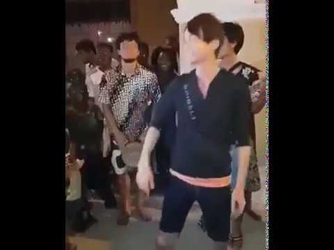 Chineses cantando Domingas e Belita