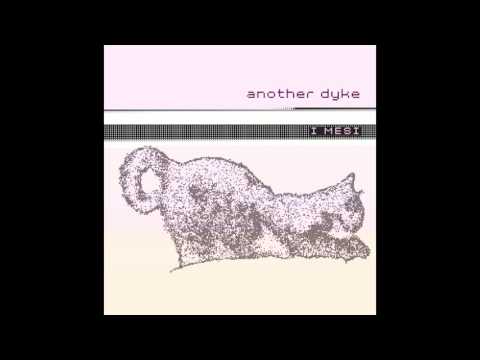 "gender" ["Φύλο"], από τον δίσκο Η μέση (2015) του αθηναϊκού κουήρ μουσικού σχήματος another dyke. Το τραγούδι απορρίπτει τη δυαδική κατάταξη και κατονομάζει ρητά το κοινωνικό φύλο, με την αιχμηρή, αυτοσαρκαστική γλώσσα της ανεξάρτητης ποπ πανκ σκηνής. Έτσι η θεωρητική διάκριση περνά στο λεξιλόγιο της σύγχρονης νεανικής κουλτούρας.