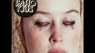 Casiokids - Hun er Min Venstre Hånd (Casiokids Translation)