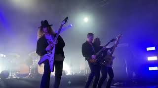 Magnus Uggla`s band entrer scenen, Dansar aldrig nykter