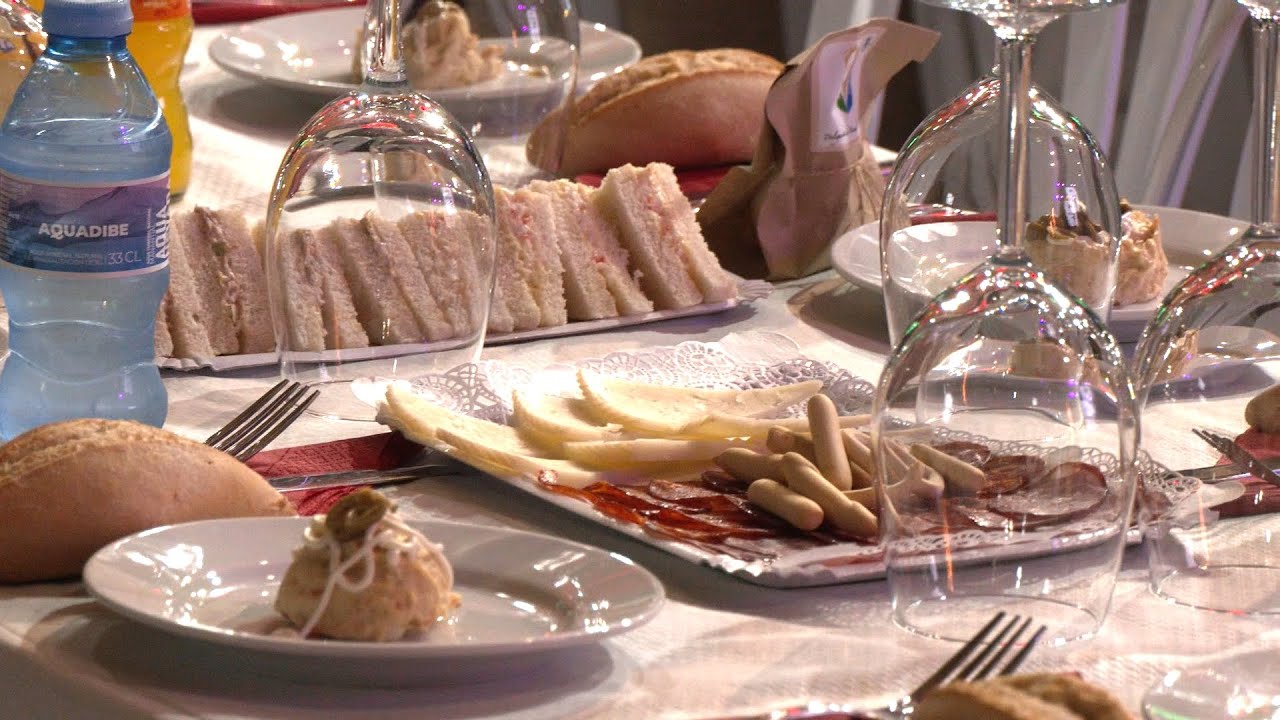 Pensionistas disfrutan de la merienda de Reyes Magos