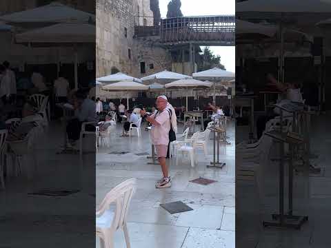 Luiz Carlos visitando o muro das lamentações !!! Terra santa , Israel .