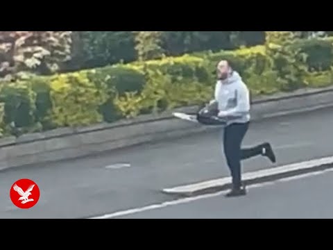 Footage shows chainsaw thug chasing police officer down street