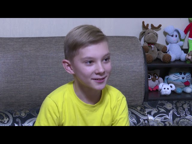 3-летний Володя Мартынов, с диагнозом ДЦП 2 степени, любит играть с братьями