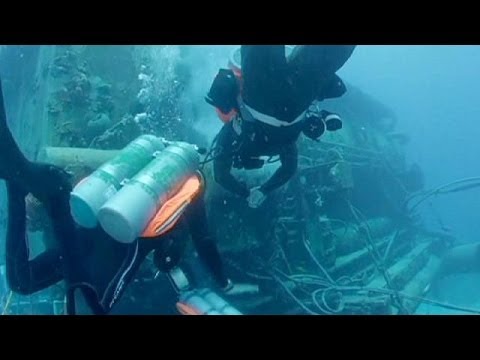 مستكشف يكسر الرقم القياسي للاقامة تحت الماء - فيديو