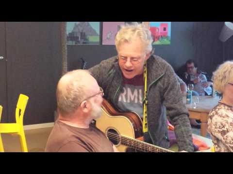 Hans Nyberg spiller på Myken B&B - seng og suppe !