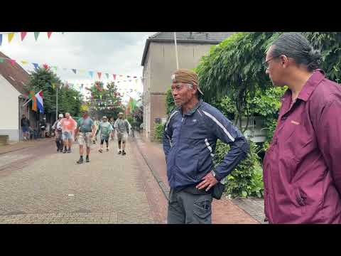 Dag 4. Dag van Cuijk. Molukse wandelaars richting de Via Gladiola