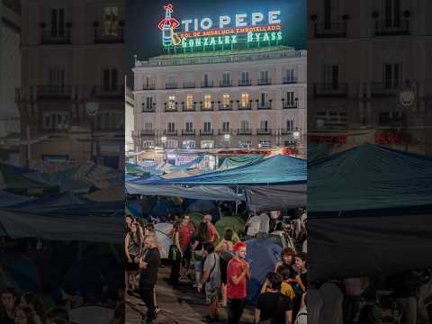 Así ha vivido su segunda noche la acampada multitudinaria en la Puerta del Sol #shorts