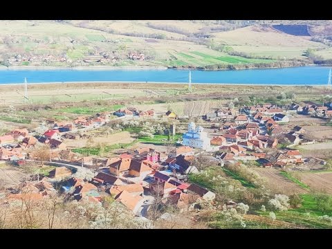 O priveliște din vârful dealului !!! 100 de CAUCIUCURI , uimitor !