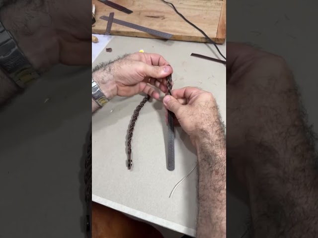 Vídeo relacionado con Athletic Club Pulsera de Cuero Trenzado, Cierre de Acero Inoxidable. Producto oficial