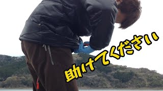 仲間と釣りに行ったが彼は魚じゃなく自分を釣りまくっていた