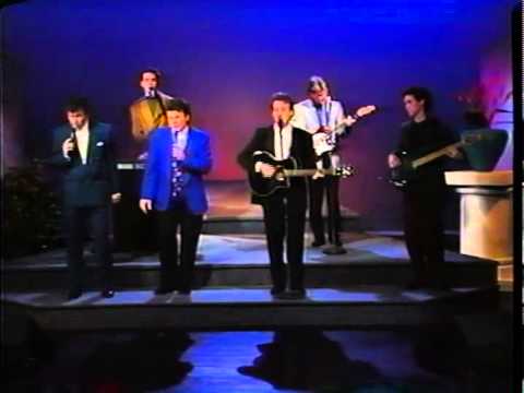 The Mullins - Born To Win