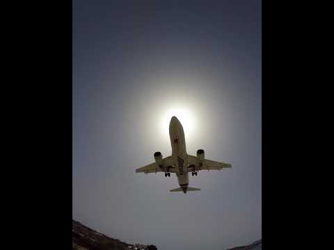 Aereo in atterraggio a Lampedusa