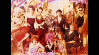 Los 80 en vena! El calor del amor en un bar