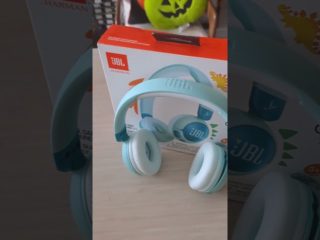 Vídeo relacionado con JBL Junior 320, Auriculares supraaurales para niños, con micrófono Integrado, Safe Sound, volúmen hasta 85 dB, Almohadillas Gruesas y Suaves, Set de Pegatinas, diseño Plegable, Violeta