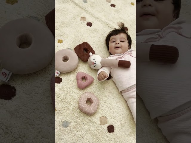 Vídeo relacionado con Miniland Pack Regalo Bebé Recién Nacido, Set Doudou y Sonajero Sensorial, Juguete de Apego Suave y Seguro 100% Lavable, Ideal Canastilla y Baby Shower, 0 Meses, Verde | Ocean