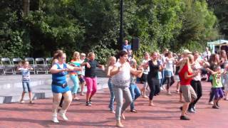 preview picture of video 'DancemixGrootegast Flashmob uitmarkt 2012'