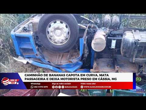 Caminhão de bananas capota em curva, mata passageira e deixa motorista preso em Cássia, MG