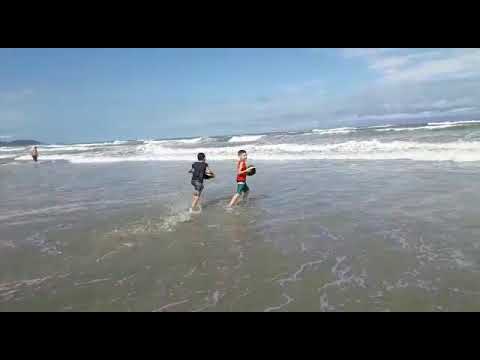 Gugu e seu priminho Rafa se divertindo na praia da cidade Ocean Praia Grande com os navios do batman