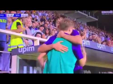 l'abbraccio di Federico Chiesa a suo fratello