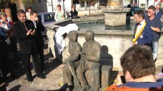 preview picture of video 'Schleusingen 2007  Märthärtscher Skulptur Rathaus Markt Einweihung Oktober 2007 Fest'