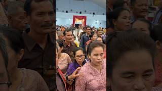 Download lagu My turn to present the Ulos to the newlyweds #shorts #ulos #newlyweds mp3
