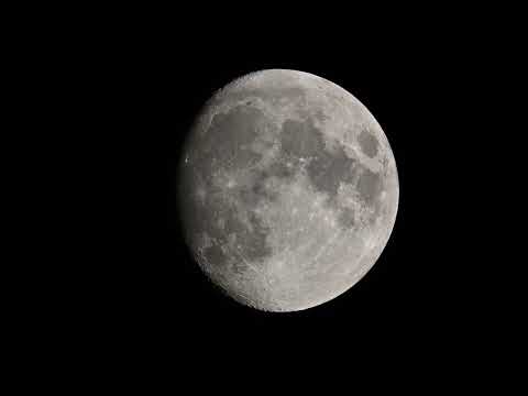 26 de outubro de 2023 A lua com 11,7 anos de idade move-se para o sul a partir do céu oriental.