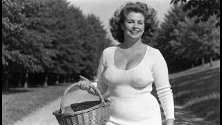 Behind the Scenes: Iconic Moments Never Meant for Public Eyes - Rare Vintage Photos
