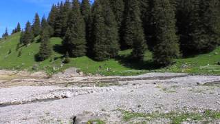 preview picture of video 'Wandern am schönen Bannalpsee in der Schweiz'